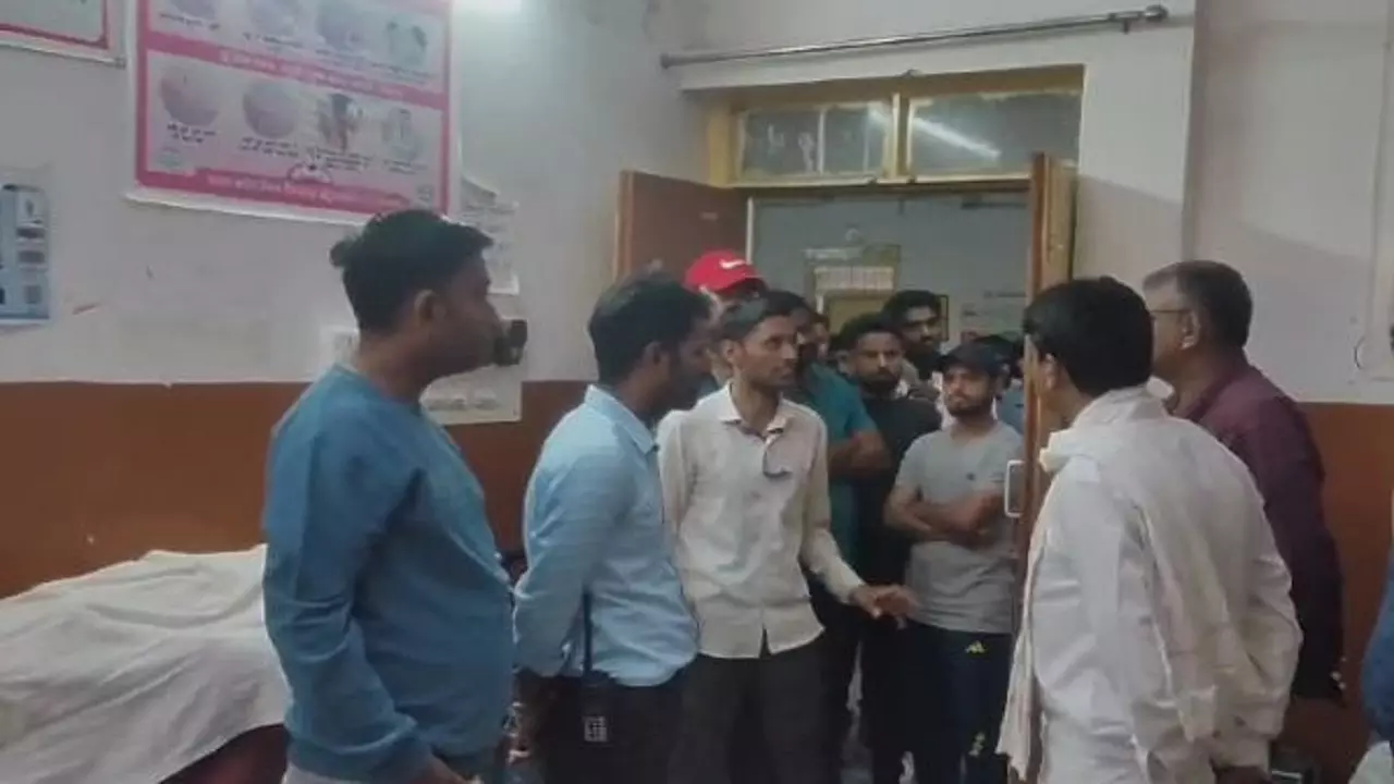 पैसेंजर ट्रेन के गार्ड को ड्यूटी के दौरान आया हार्ट अटैक, परिजनों का रो कर हुआ बुरा हाल
