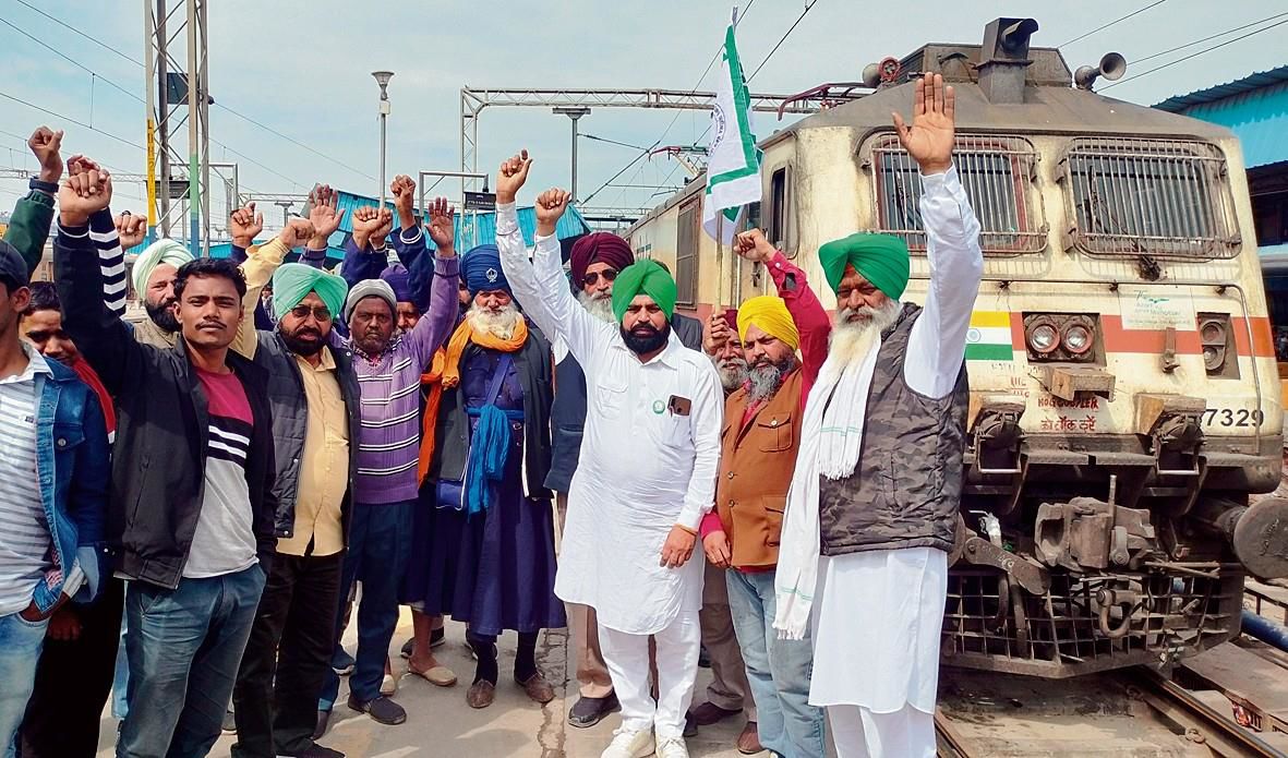 रेलवे ट्रैक पर डेट किसान, 109 ट्रेन रद्द