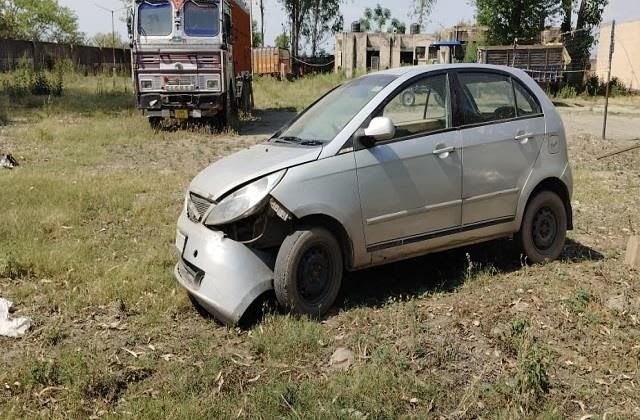 पुलिस ने रोकी कार, गाड़ी से मिली 84 बोतल शराब