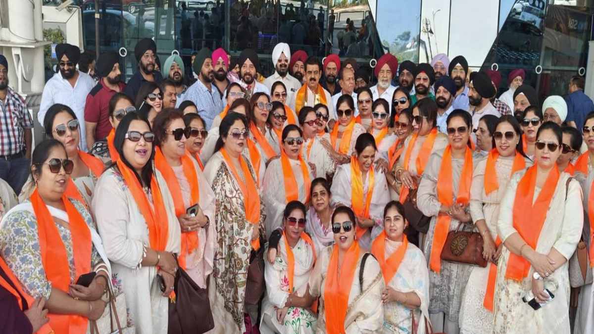 दिल्ली के लिए रवाना हुआ 50 महिलाओं का जत्था: पाकिस्तान स्थित करतारपुर साहिब के करेंगे दर्शन, भगवा दुपट्टा पहना कर दी शुभकामनाएं