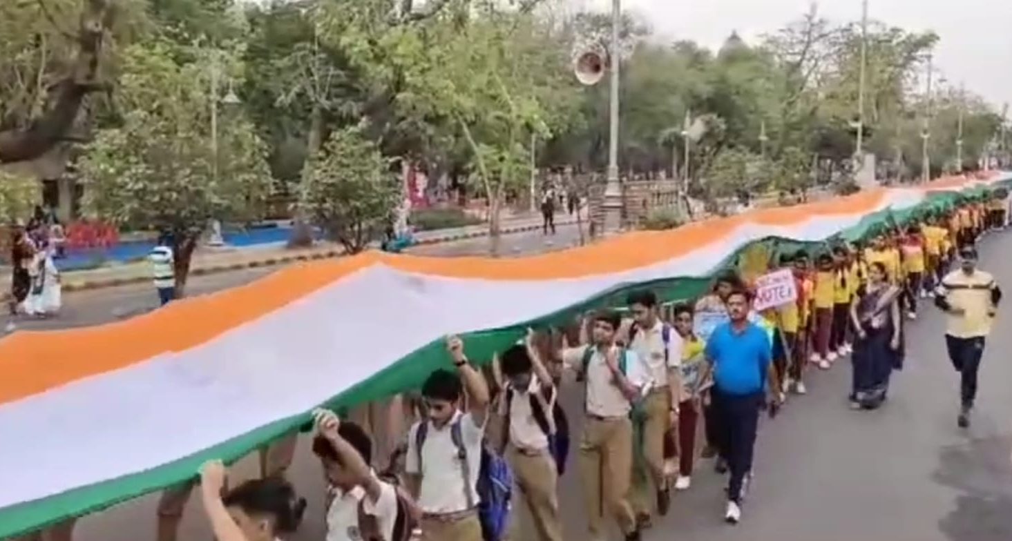 Voting प्रतिशत बढ़ाने की कवायद: ‘चुनावी राहगीरी’ के तहत 400 मीटर का तिरंगा लेकर निकले लोग, मतदान करने का लिया संकल्प