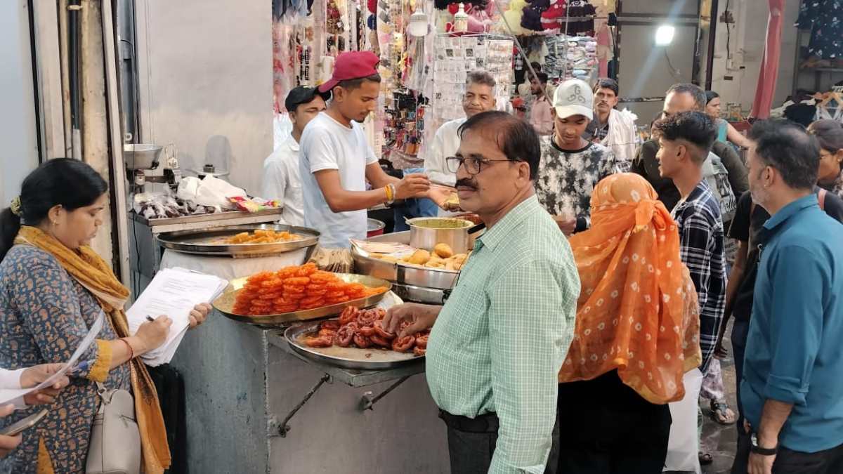 खाद्य विभाग का छापा: किचन में मिली भारी गंदगी, बिना लाइसेंस चल रहे थे होटल व रेस्टोरेंट, मामला दर्ज, नगर निगम ने भी ठोका जुर्माना