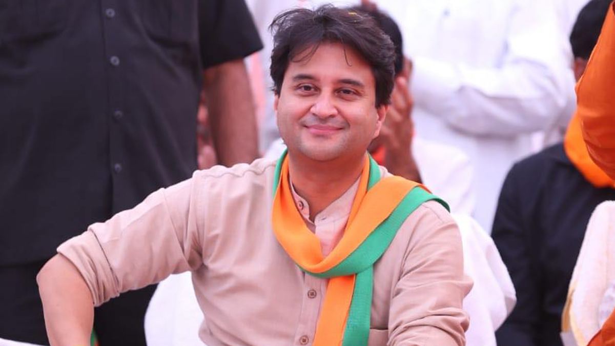 केंद्रीय मंत्री सिंधिया पहुंचे ग्वालियर: कार्यकर्ताओं ने किया जोरदार स्वागत, प्रत्याशी के नामांकन में होंगे शामिल