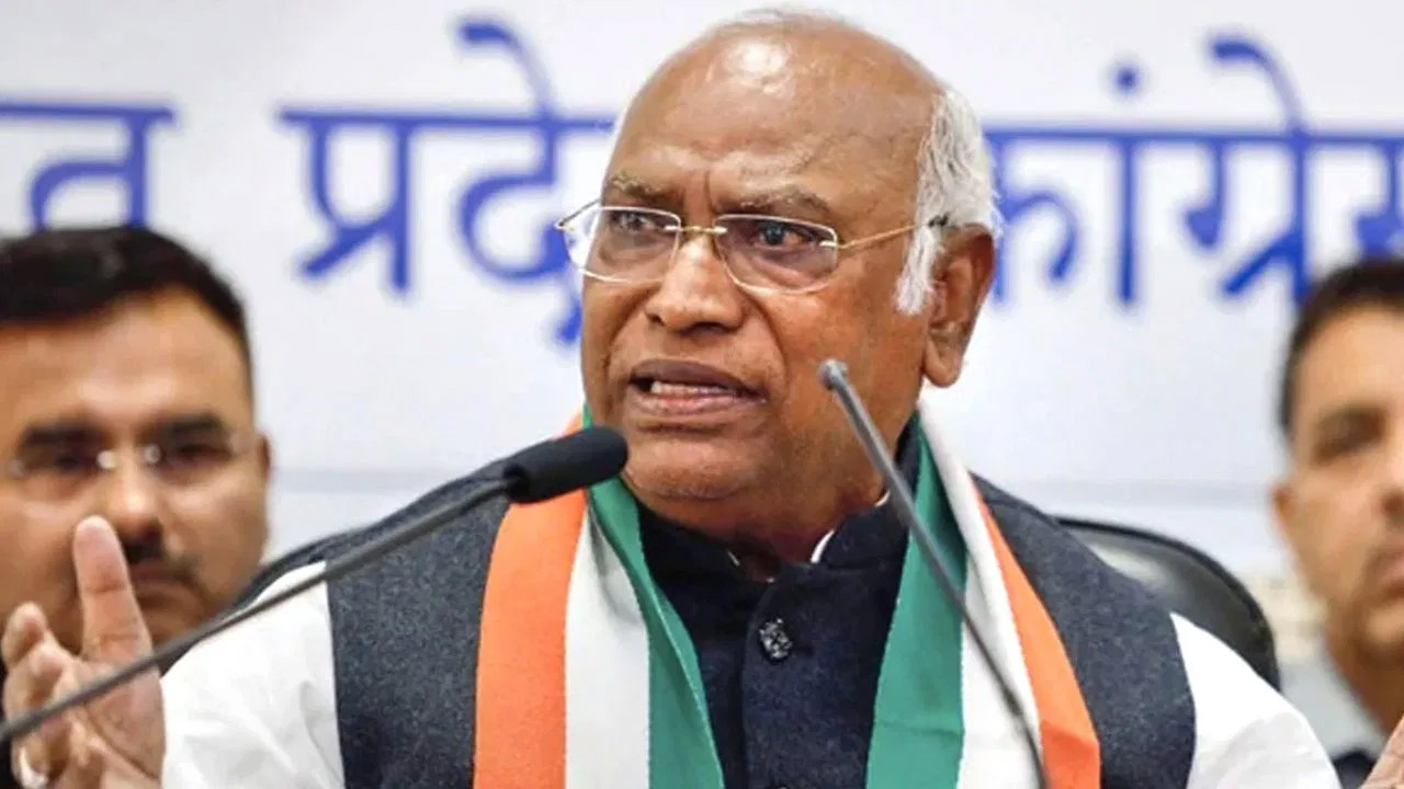 Lok sabha Election 2024: सत्ता में आए तो Railways को पुनर्जीवित करेंगे : खड़गे