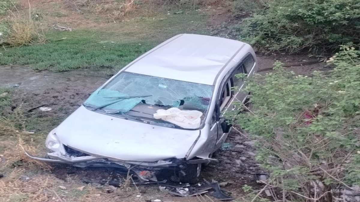 सूअर के चक्कर में गई दो की जान: पुलिया से नीचे गिरी कार, पति-पत्नी ने तोड़ा दम, चार की हालत गंभीर