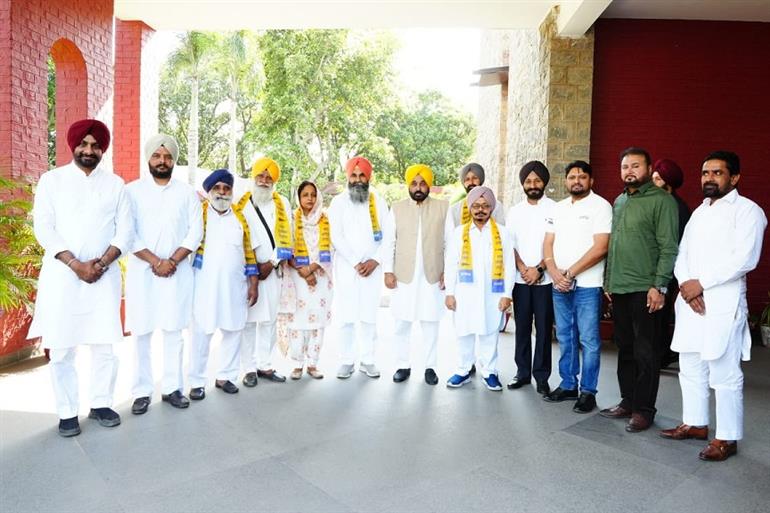 फरीदकोट, खडूर साहिब में अकाली दल, कांग्रेस और भाजपा को लगा झटका, कई दिग्गज आप में शामिल