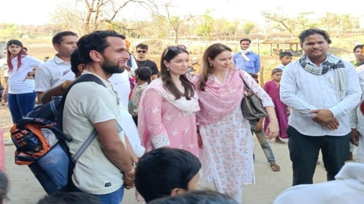 सीहोर पहुंची सचिन तेंदुलकर की पत्नी अंजलि और बेटी सारा: सेवा कुटीर में बच्चों से की मुलाकात, ग्रामीणों ने किया जोरदार स्वागत