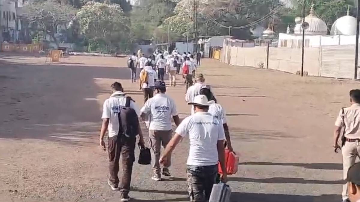 Dhar Bhojshala Survey: भोजशाला में सुबह 8 बजे पहुंची ASI टीम, कल खुदाई के दौरान मिली थी तीन सीढ़ियां