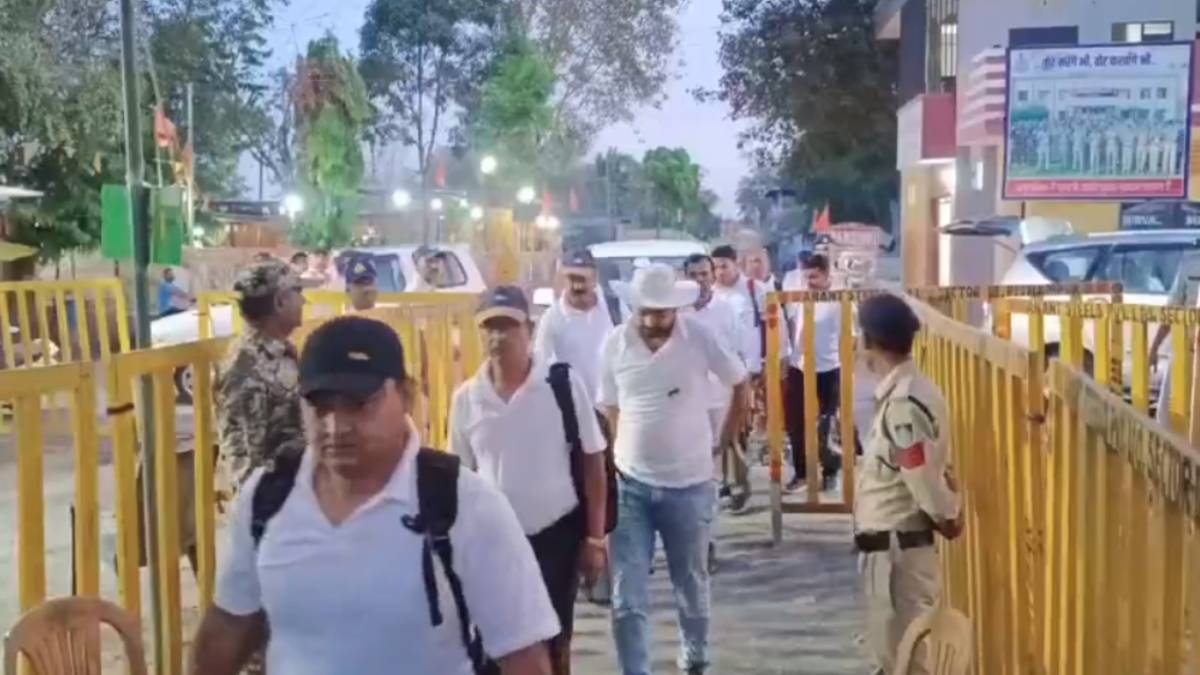 Dhar Bhojshala Survey: भोजशाला में ASI का सर्वे जारी, शुक्रवार के चलते सुबह 6 बजे पहुंची टीम, हिंदू फ्रंट फॉर जस्टिस की राष्ट्रीय अध्यक्ष ने भी किया प्रवेश