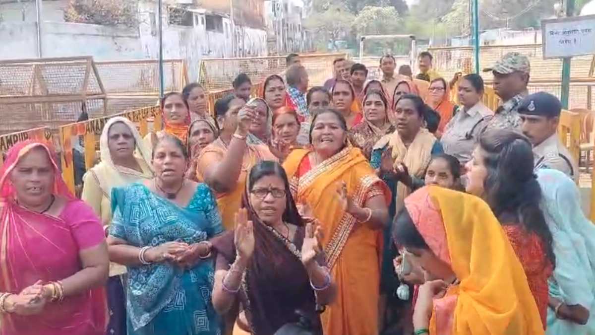 भोजशाला में हनुमान चालीसा का पाठ: माता को आर्पित की चुनरी, बजरंग दल के सोहन बोले- संस्कृति महाविद्यालय जल्द अपने गौरव को प्राप्त करेगा