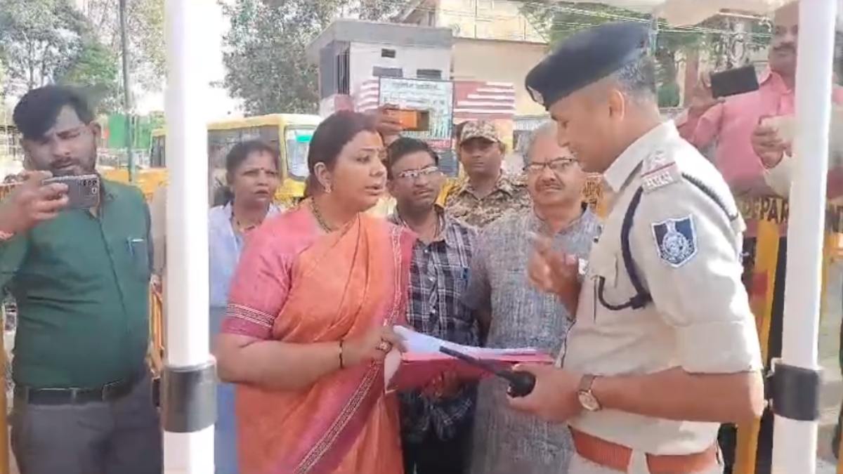 Dhar Bhojshala Survey: भोजशाला में आधुनिक सामान के साथ ASI ने किया प्रवेश, फाइल का पुलिंदा लेकर पहुंची हिंदू फ्रंट फॉर जस्टिस की राष्ट्रीय अध्यक्ष