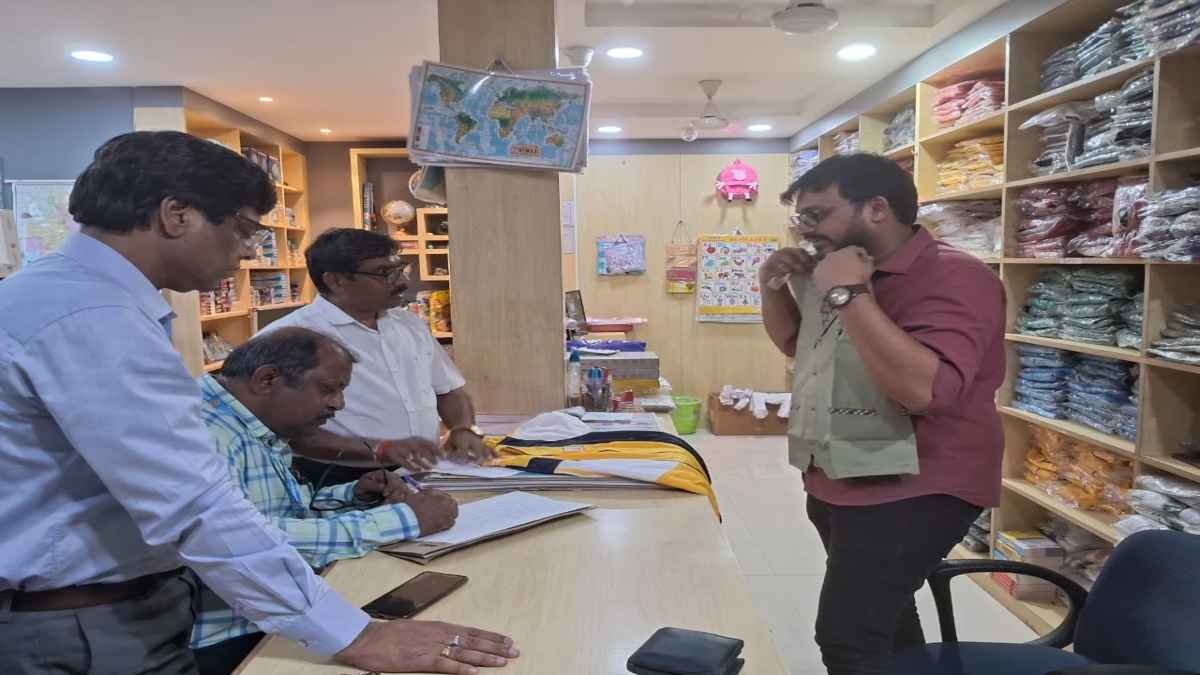 राजधानी में बड़ी कार्रवाई: निर्धारित दुकानों पर मिल रही थी स्कूल यूनिफार्म और किताबे, शिकायत के बाद SDM की टीम ने मारा छापा