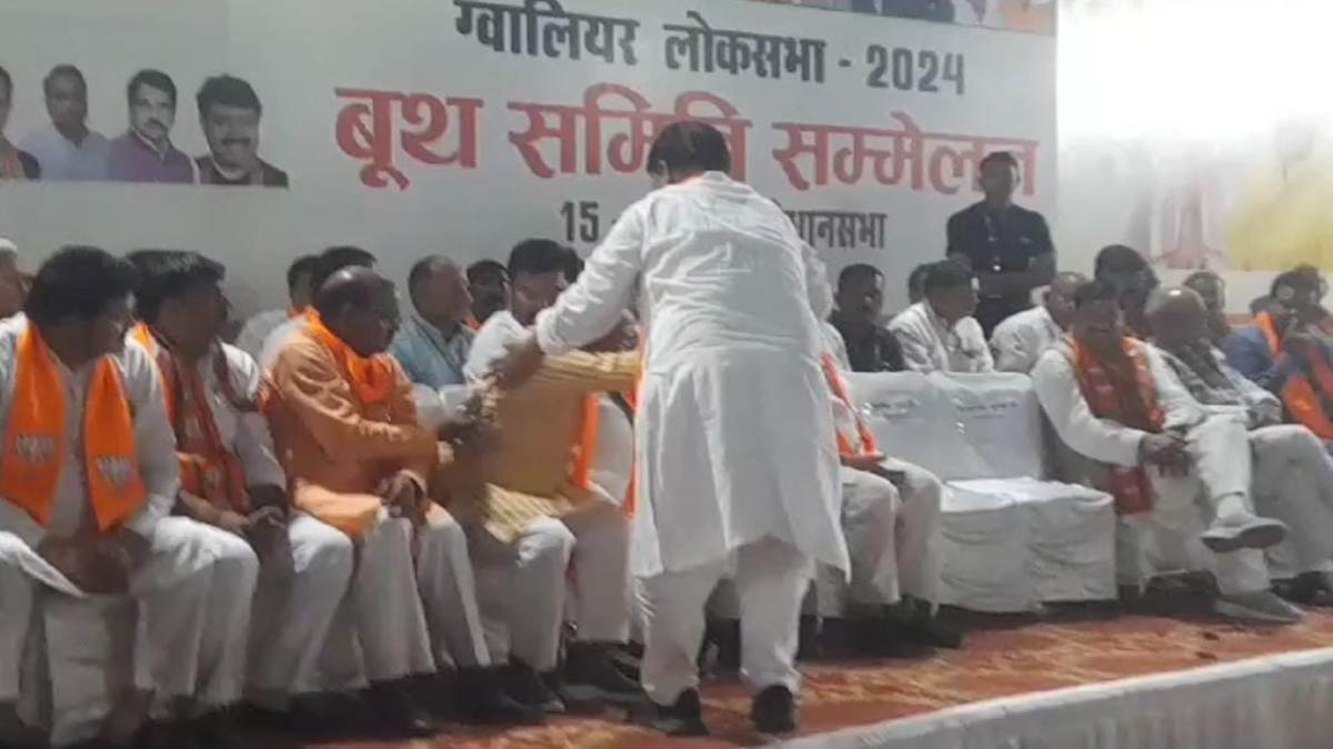 नाराज हो गए मंत्री जी: CM के पास कुर्सी न मिलने और बैनर से फोटो गायब होने पर कार्यक्रम छोड़ जाने लगे और फिर… देखें Exclusive Video
