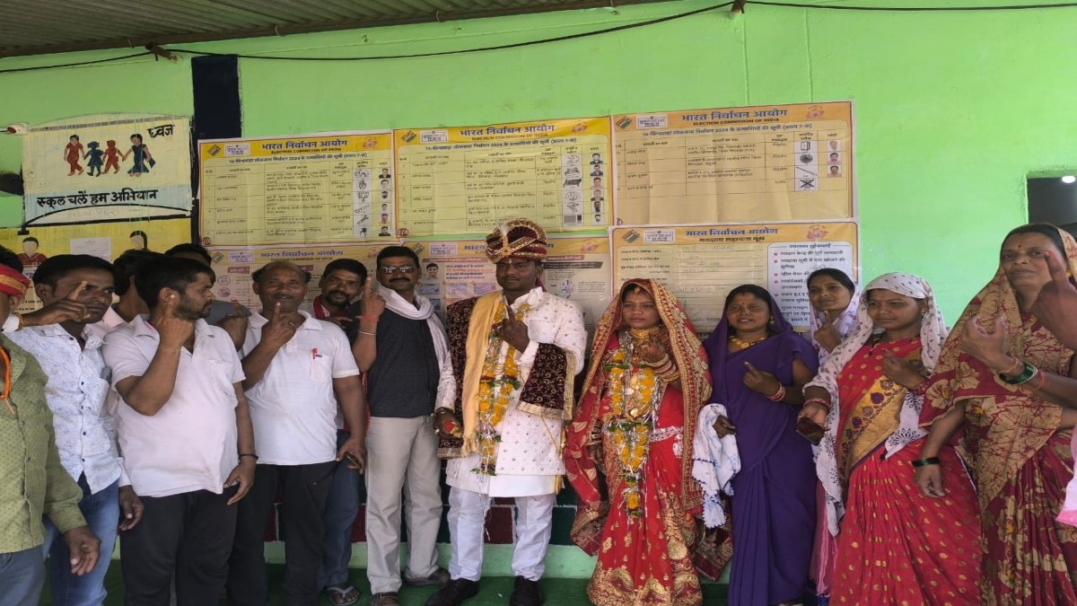 लोकतंत्र की खूबसूरत तस्वीर: सात फेरे के बाद वोट डालने पहुंचे दूल्हा-दुल्हन, दिया ये संदेश  