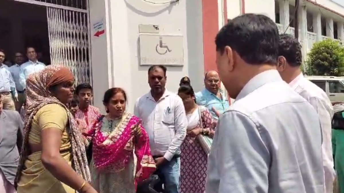 महिला अतिथि शिक्षक की कलेक्टर से तू तू-मैं मैं, आत्महत्या की दी चेतावनी, देखें VIDEO