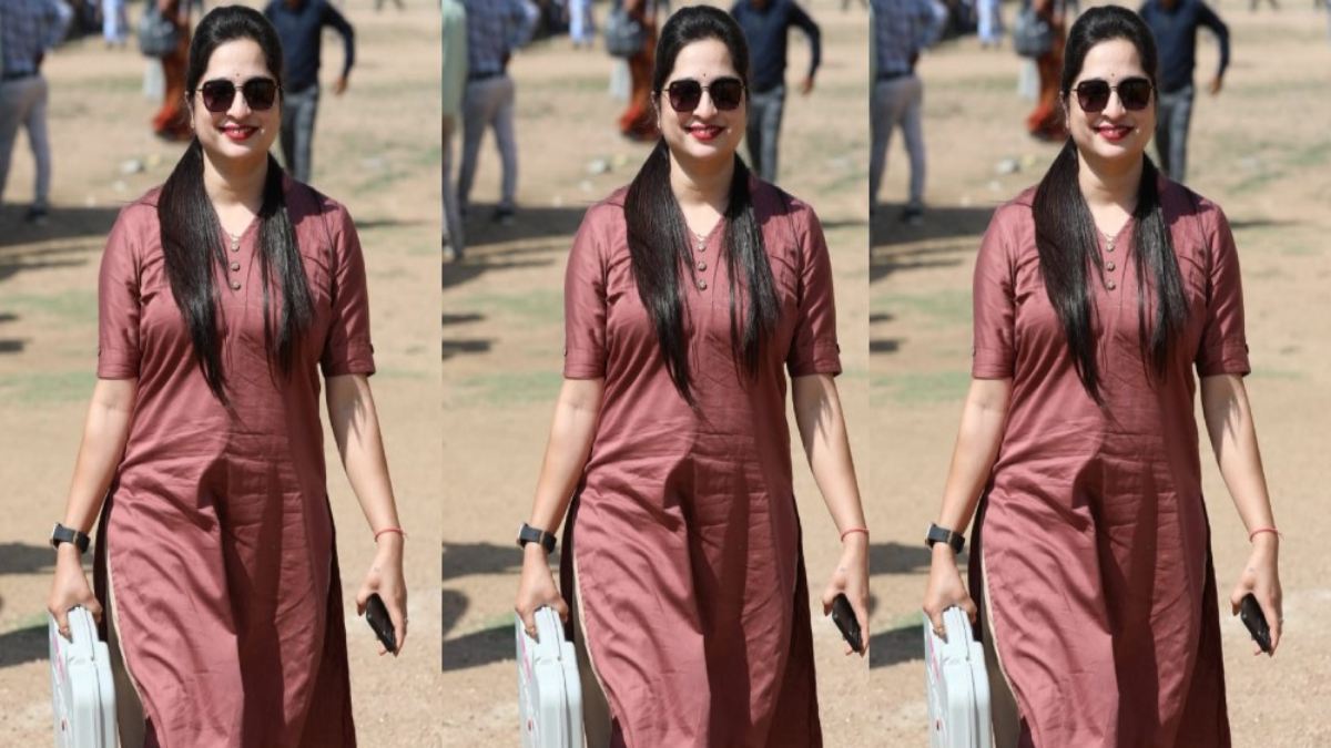 काला चश्मा, क्‍यूट स्‍माइल वाली लेडी पोलिंग ऑफिसर; वायरल हुई Glamorous चुनाव अधिकारी की तस्वीर, यूजर्स ने किए मजेदार कमेंट