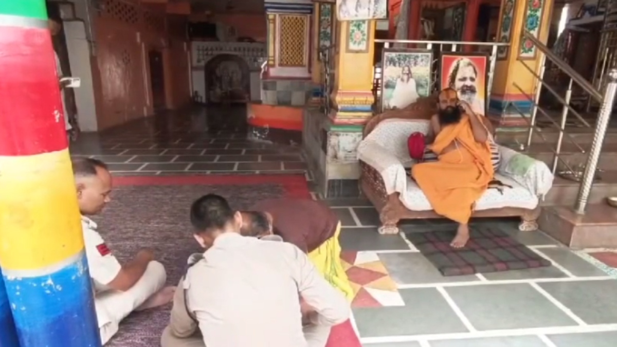 हनुमान मंदिर पर चोरों ने बोला धावा: दान पेटी लेकर हुए फरार, CCTV खंगाल रही पुलिस  