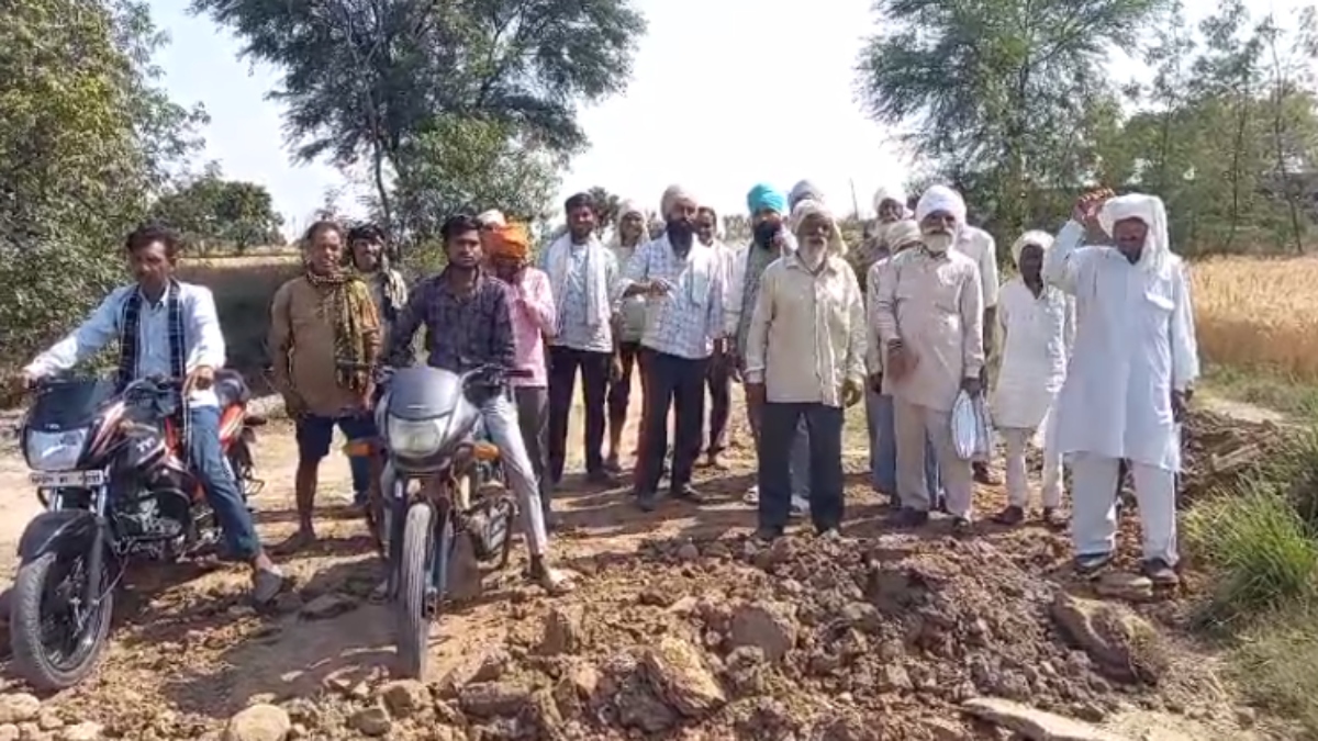 Election 2024: दबंग की दबंगई से परेशान ग्रामीणों ने किया चुनाव बहिष्कार का ऐलान