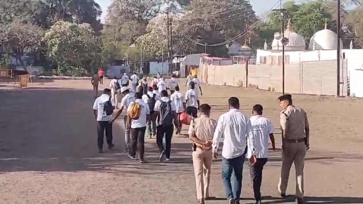 Dhar Bhojshala ASI Survey: भोजशाला में सर्वे का 26वां दिन, हवन कुंड के पास खुदाई में मिले कई पत्थर एवं भित्ति चित्र