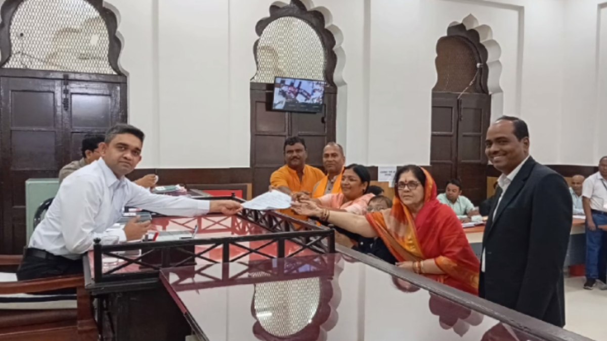 धार में सावित्री ठाकुर और राधेश्याम मुवेल के बीच मुकाबला: बीजेपी प्रत्याशी ने भरा नामांकन, जानिए पिछली बार कितना प्रतिशत हुआ था मतदान