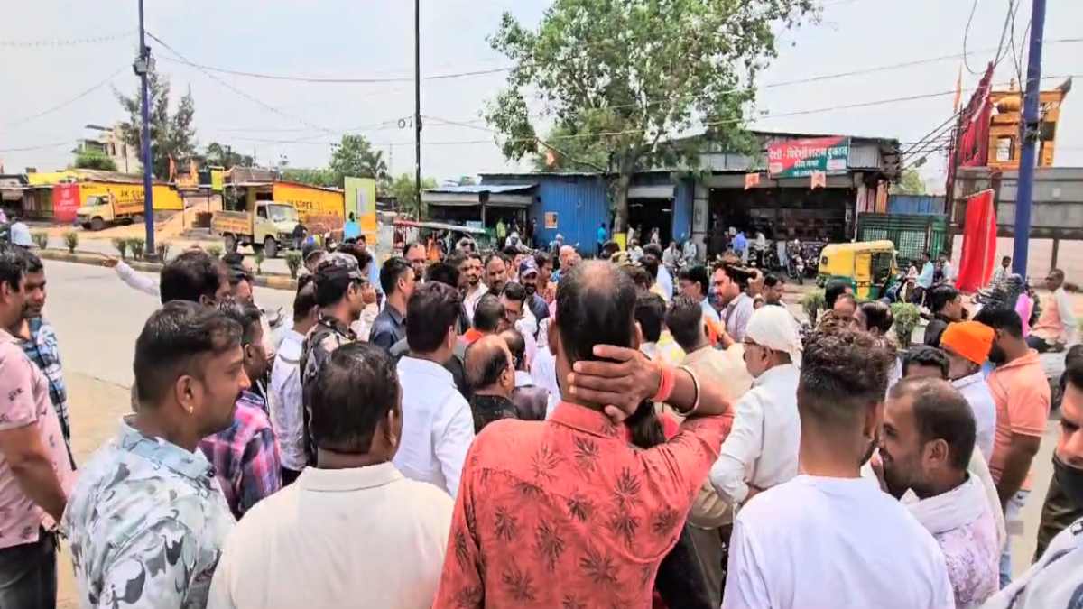 इंदौर में लगेगा धीरेंद्र शास्त्री का दिव्य दरबार: कथा स्थल के सामने है मंत्री समर्थक की शराब दुकान, कांग्रेस बोली- कथनी और करनी में अंतर