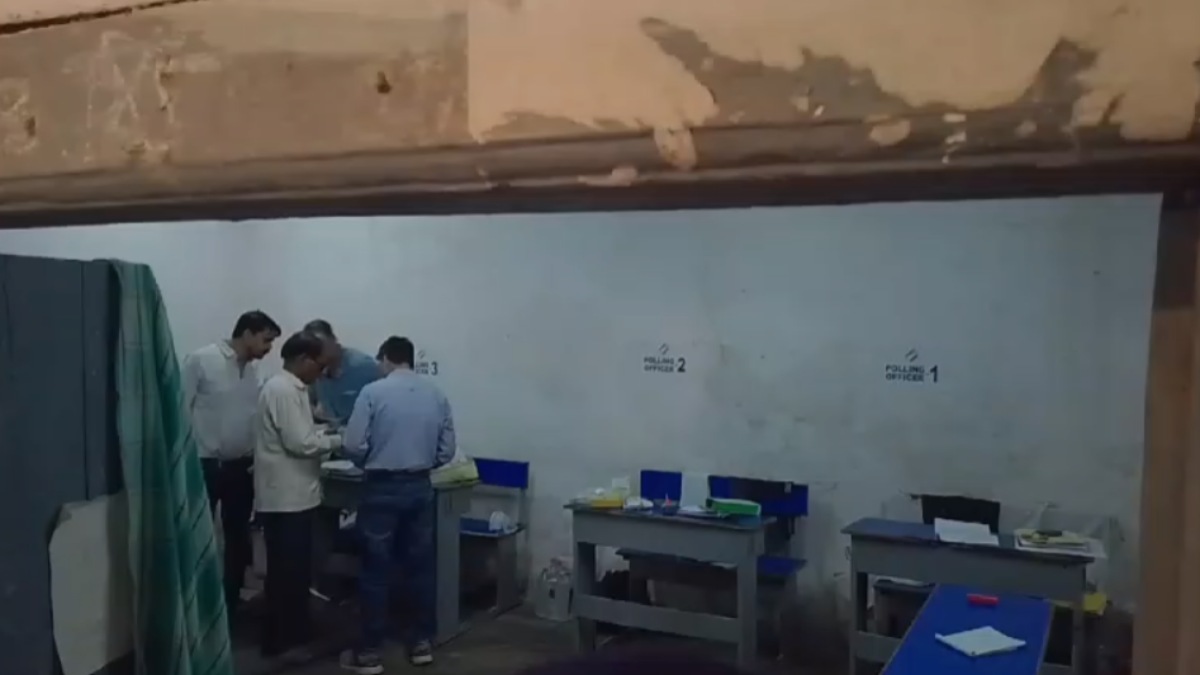 ELECTION BREAKING: जबलपुर में पोलिंग बूथ पर EVM खराब, 219 नंबर मतदान केंद्र पर चालू नहीं हो पाई ईवीएम