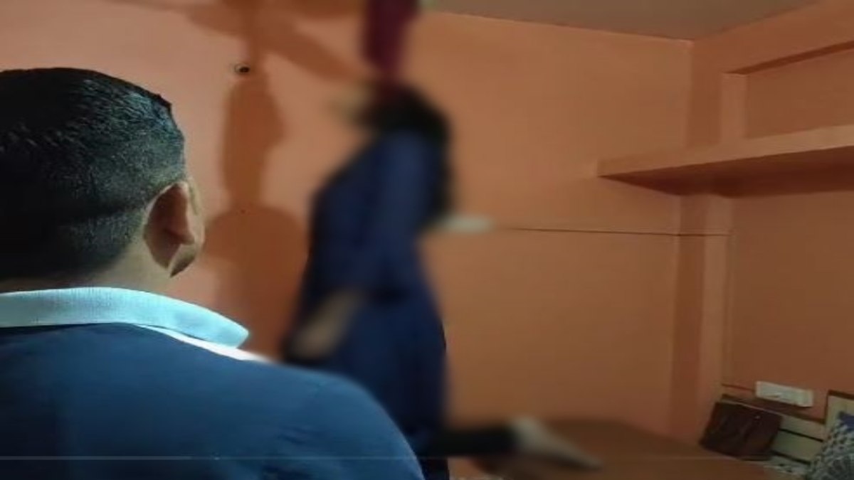 होटल के कमरे में युवती ने लगाई फांसी: फंदे से लटका मिला शव, हिरासत में प्रेमी