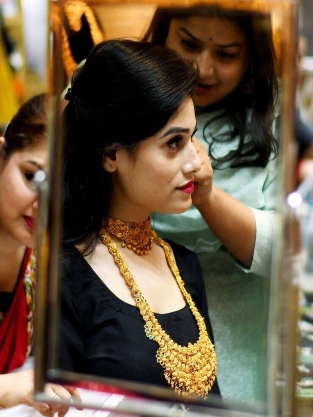 Gold Price Today: रिकॉर्ड तेजी के बाद सोना-चांदी की कीमतों में गिरावट, जानें भाव