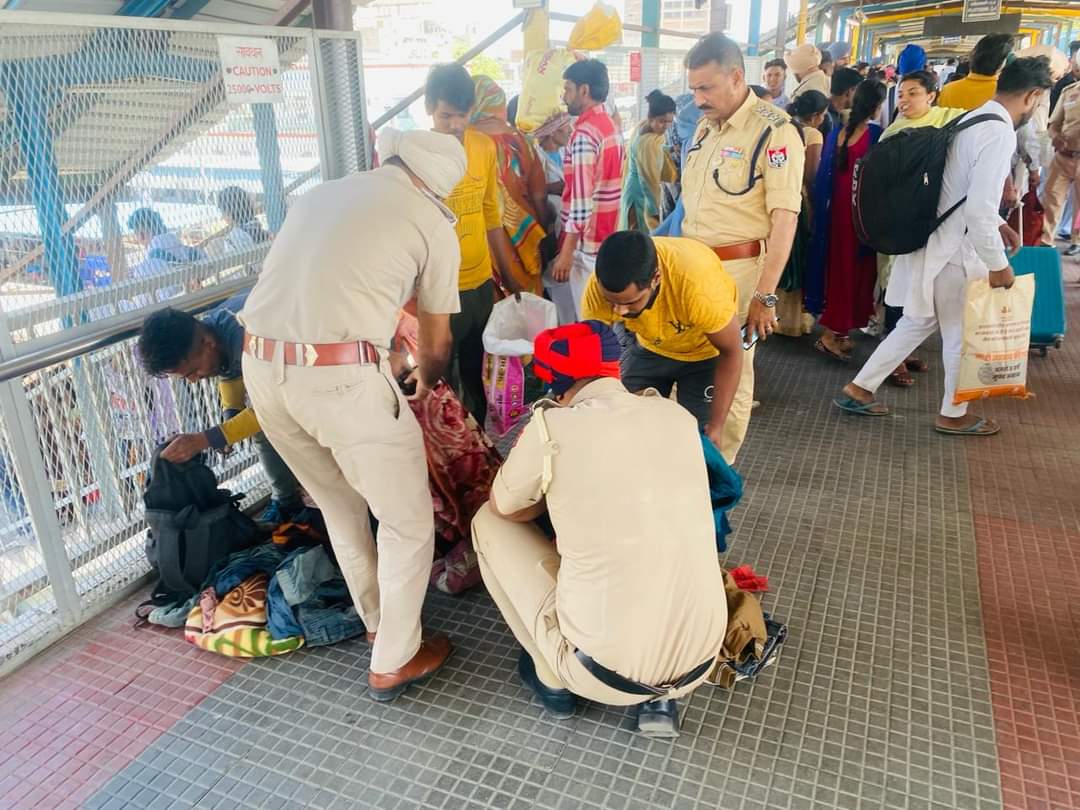 लोकसभा चुनाव के पहले पुलिस ने कसी कमर, सर्चिंग के साथ कर रहे लोगों को जागरूक