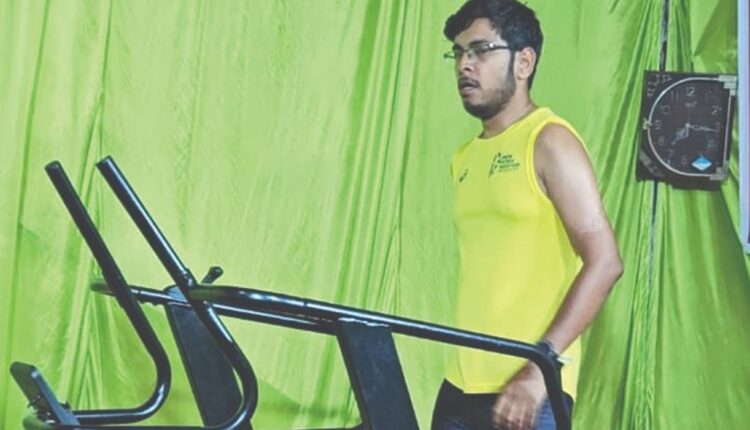 राउरकेला के सुमित सिंह ने 12 घंटे ट्रेडमिल पर दौड़कर बनाया विश्व रिकॉर्ड