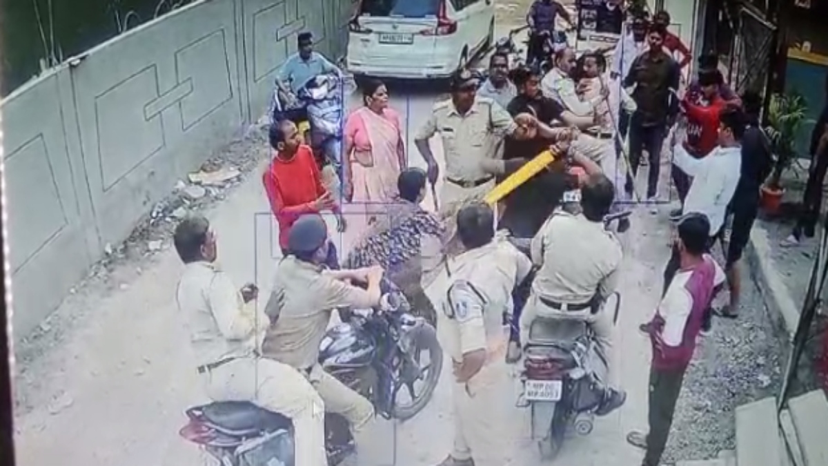 विधायक समर्थक की गुंडागर्दी: कैफे संचालक को बुरी तरह पीटा, मूकदर्शक बनी पुलिस, घटना CCTV में कैद 
