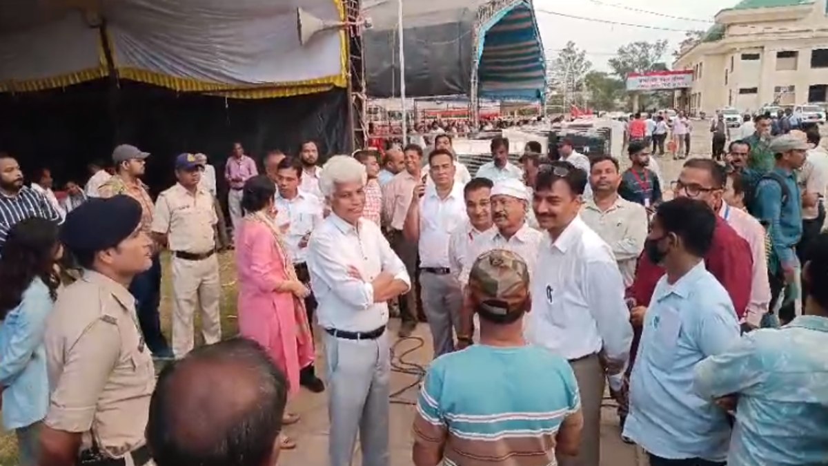Jabalpur: कलेक्टर ने स्ट्रांग रूम का किया निरीक्षण, कर्मचारियों से कहा- 19 अप्रैल अग्नि परीक्षा का दिन 