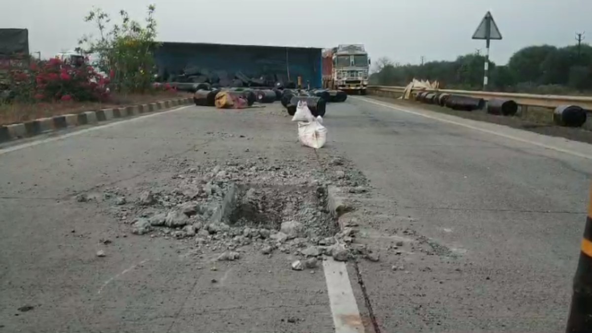जिम्मेदारों की गजब की नाकामी: नेशनल हाइवे पर गड्ढा कर बिना बैरिकेडिंग के छोड़ा, अनियंत्रित होकर पलटा ट्रक