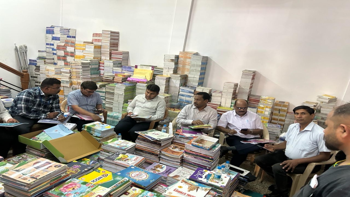 जबलपुर में किताब विक्रेताओं पर छापा: कई बुक डिपो पर प्रशासन की कार्रवाई, शिक्षा माफिया में हड़कंप   