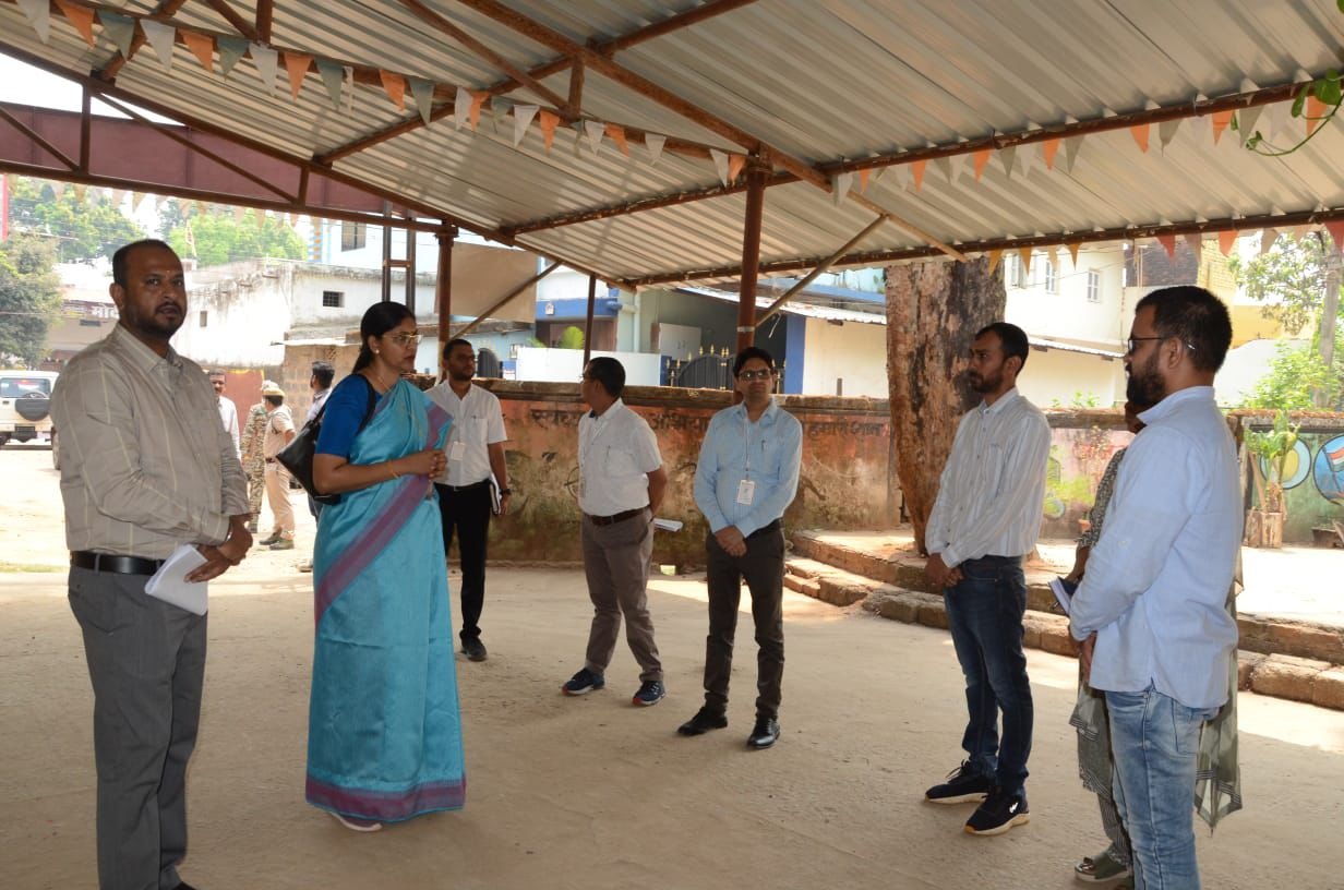 Lok Sabha 2024: बस्तर में पहली बार महिला कर्मचारियों के जिम्मे होगी 125 मतदान केंद्रों की जिम्मेदारी, मुख्य निर्वाचन पदाधिकारी ने पोलिंग बूथों का किया निरिक्षण, दिए आवश्यक निर्देश