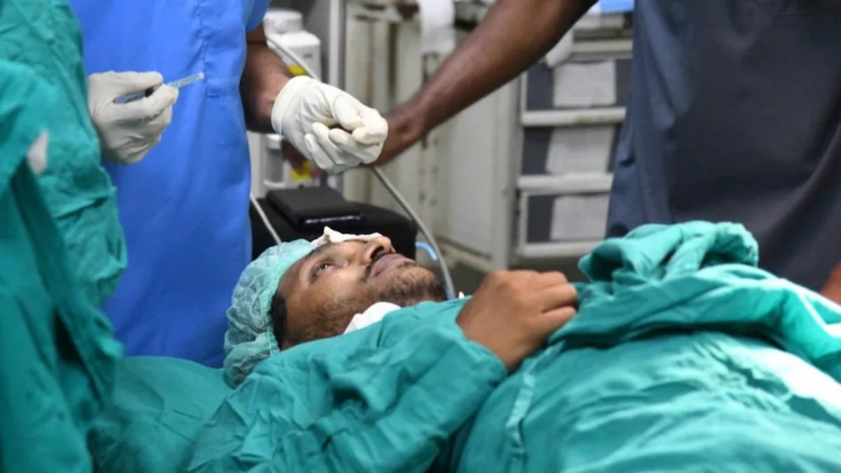 Jagan Mohan Reddy: रोड शो के दौरान CM जगन मोहन रेड्डी पर पथराव, माथे पर लगा पत्थर, उसके बाद…