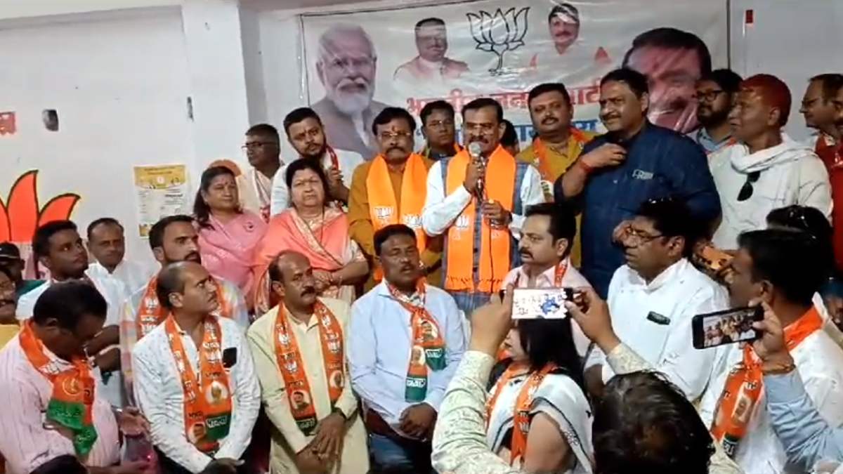 MP में कांग्रेस को फिर लगा झटका: कार्यकारी अध्यक्ष, 2 पार्षद समेत 400 कार्यकर्ताओं ने थामा BJP का दामन, VD बोले- अबकी बार चार सौ पार