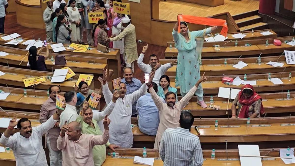 फिर से मोदी जी की सरकार देखना चाहूं सू… दिल्ली नगर निगम में हरियाणवी गाने पर बीजेपी पार्षदों ने लगाए ठुमके, भगवा गमछा लहराया, देखें VIDEO