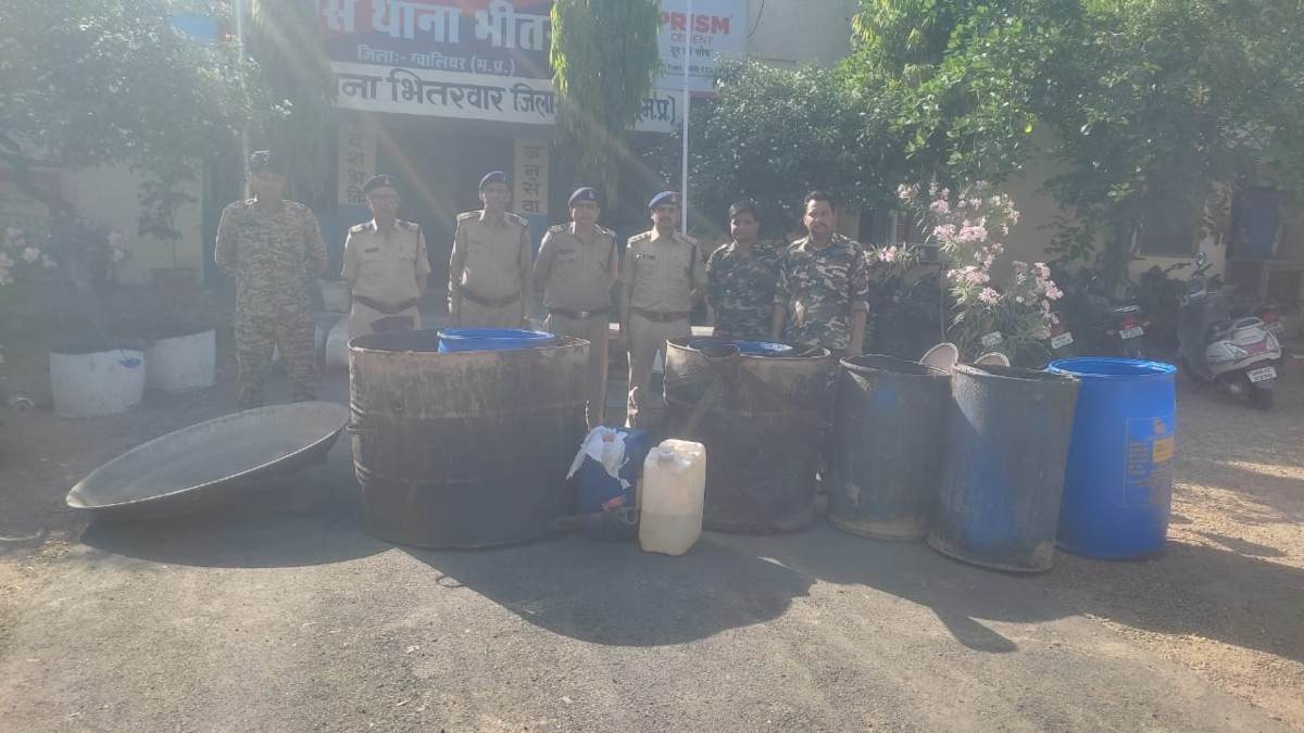 MP CRIME: कंजरों की डेरों पर पुलिस का छापा, भारी मात्रा में गुड़-लहान समेत देशी शराब जब्त