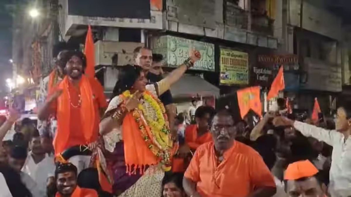 FIR On Madhavi Lata: ओवैसी के खिलाफ चुनाव लड़ने वाली BJP उम्मीदवार माधवी लता पर FIR, मस्जिद की ओर हाथ उठाकर चलाया था काल्पनिक तीर