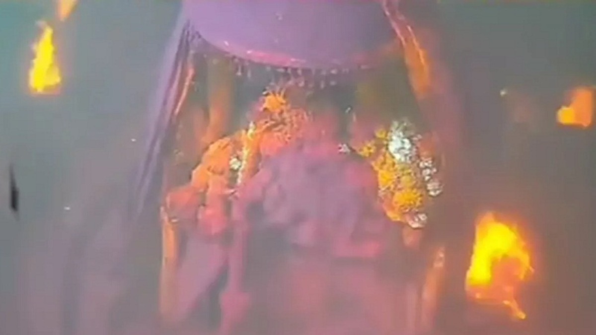 Mahakal Temple Fire: गर्भगृह में आग से झुलसे सेवक की मौत, मुंबई में तोड़ा दम