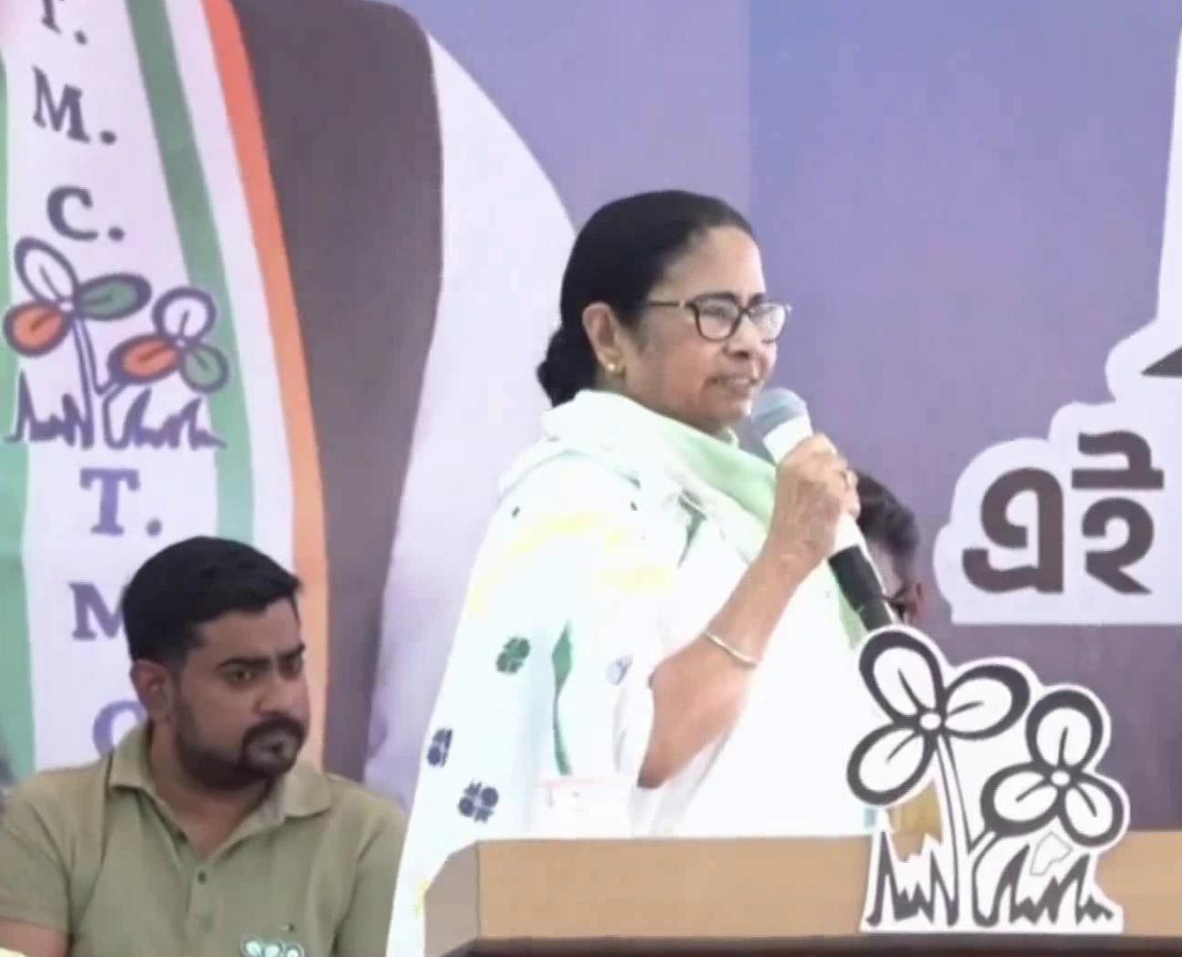 CAA और UCC के बहाने बीजेपी पर CM ममता का वारः ईद मनाने आए श्रमिकों से बोलीं- भाई वोट देकर ही बंगाल से जाना, नहीं तो चली जाएगी नागरिकता