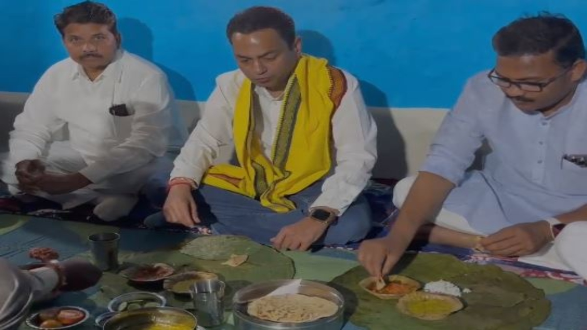 छिंदवाड़ा सांसद का अलग अंदाज: नकुलनाथ ने आदिवासी परिवार के घर किया भोजन, मक्के की रोटी और टमाटर चटनी का लिया स्वाद  