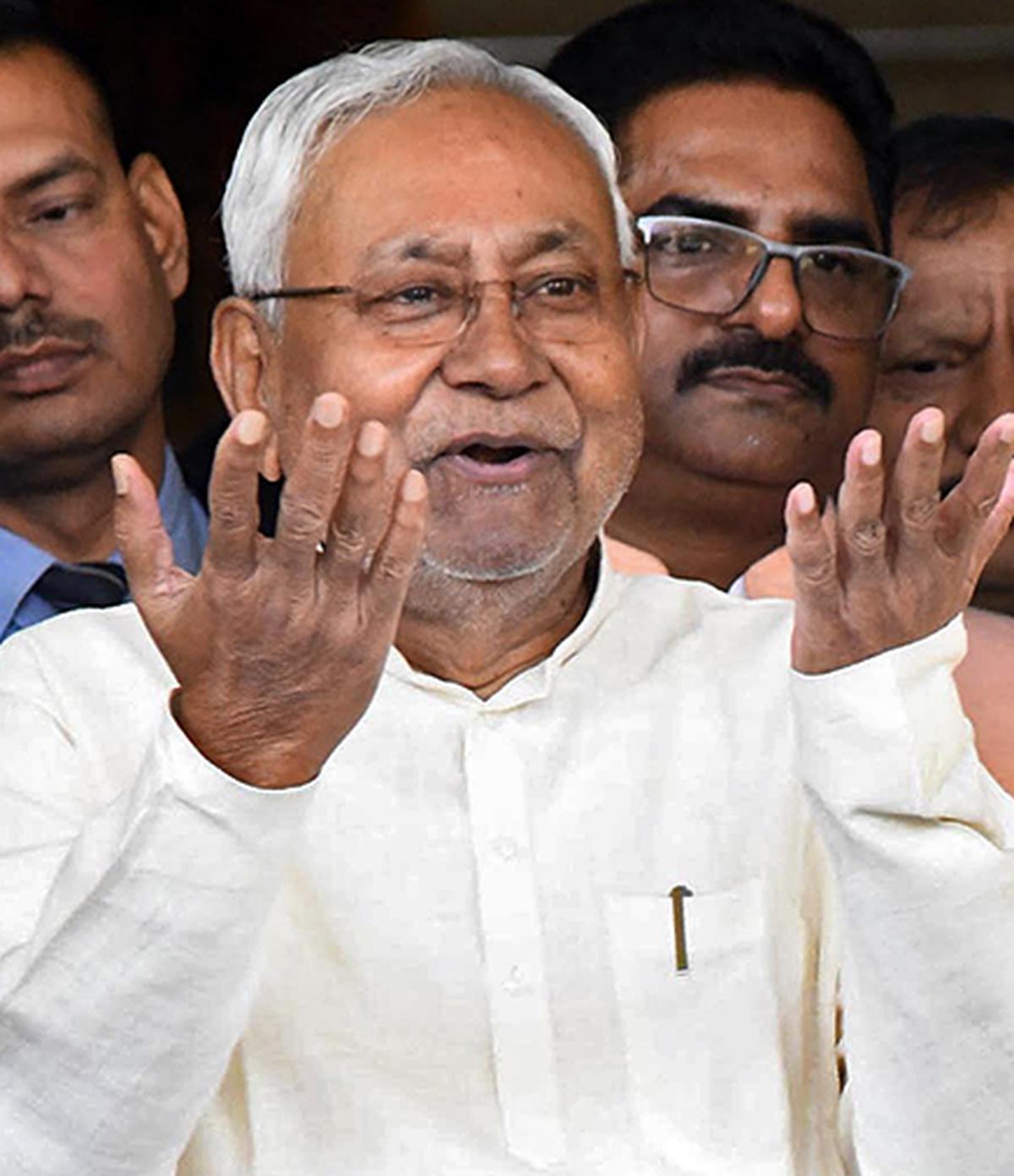 Stupid CM Nitish Kumar: भरी महफिल सीएम नीतीश कुमार अपने आप को क्यों कहने लगे ‘मूर्ख’, VIDEO वायरल