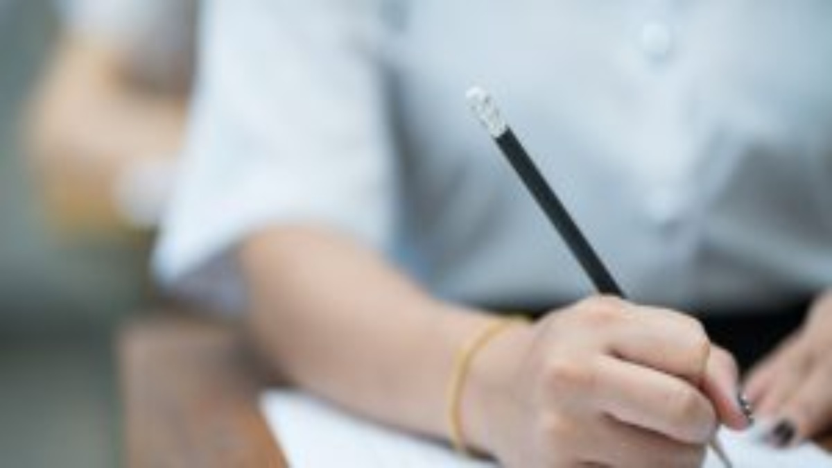 18 प्राइवेट स्कूलों के खिलाफ FIR दर्ज: कलेक्टर ने की कार्रवाई, सेलेक्टेड दुकानों से ही यूनिफॉर्म और स्टेशनरी खरीदने का बना रहे थे दबाव