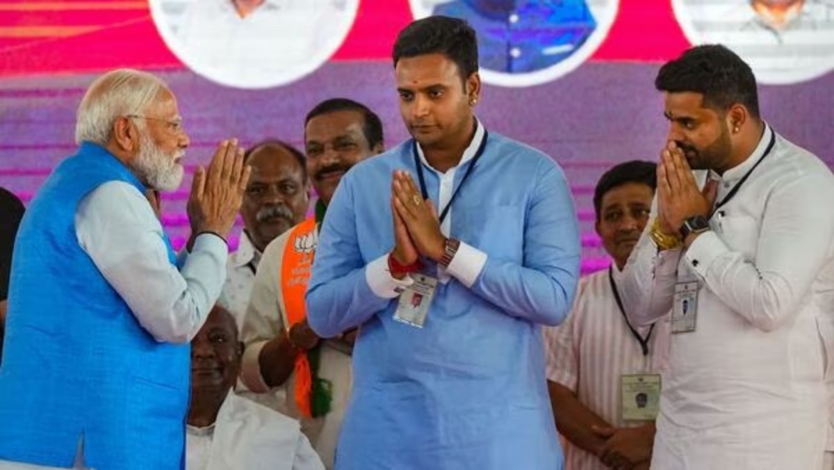 Prajwal Revanna सेक्स स्कैंडल मामले में PM मोदी की एंट्रीः ओवैसी ने फोटो शेयर लगाए गंभीर आरोप, JDS सांसद के मिले है 1 हजार से ज्यादा Porn Video