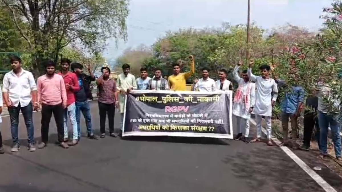 RGPV में भ्रष्टाचार का मामला: ABVP के कार्यकर्ता पहुंचे सीएम हाउस, प्रदर्शन कर किया आरोपियों के गिरफ्तारी की मांग  