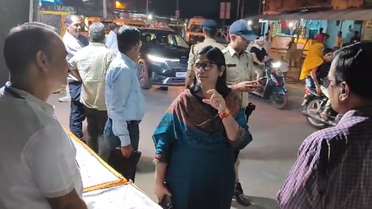 नाकों पर औचक निरीक्षण करने पहुंची कलेक्टर: रुचिका चौहान ने अपनी मौजूदगी में कराई वाहनों की जांच, SST प्रभारियों को दिए जरुरी निर्देश 