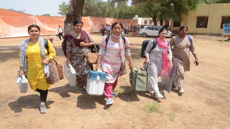 Rajasthan Loksabha Election: गंगानगर जिले की पांच विधानसभाओं के लिये मतदान दल रवाना