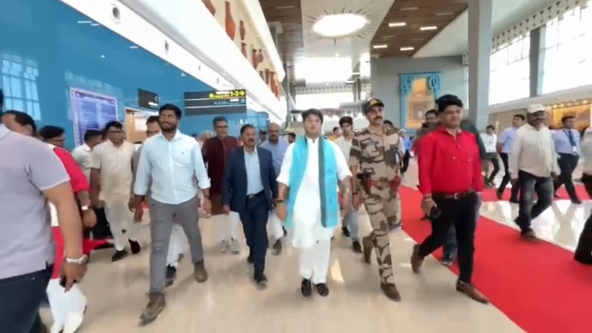 ग्वालियर में नए टर्मिनल से फ्लाइट की शुरुआत: दिल्ली से विमान से पहुंचे केंद्रीय मंत्री सिंधिया, बोले- यात्रियों को मिलेंगी हाईटेक सुविधाएं     